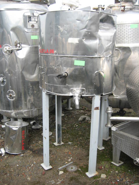 Geïsoleerde rvs opslagtank op 4 stalen poten